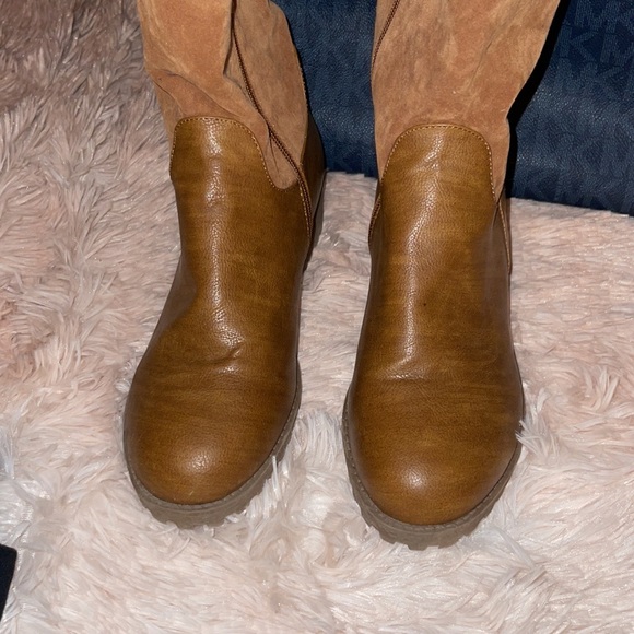 Size 7 a beautiful tall boot calf is a little brown to the top is sweater - Picture 2 of 3